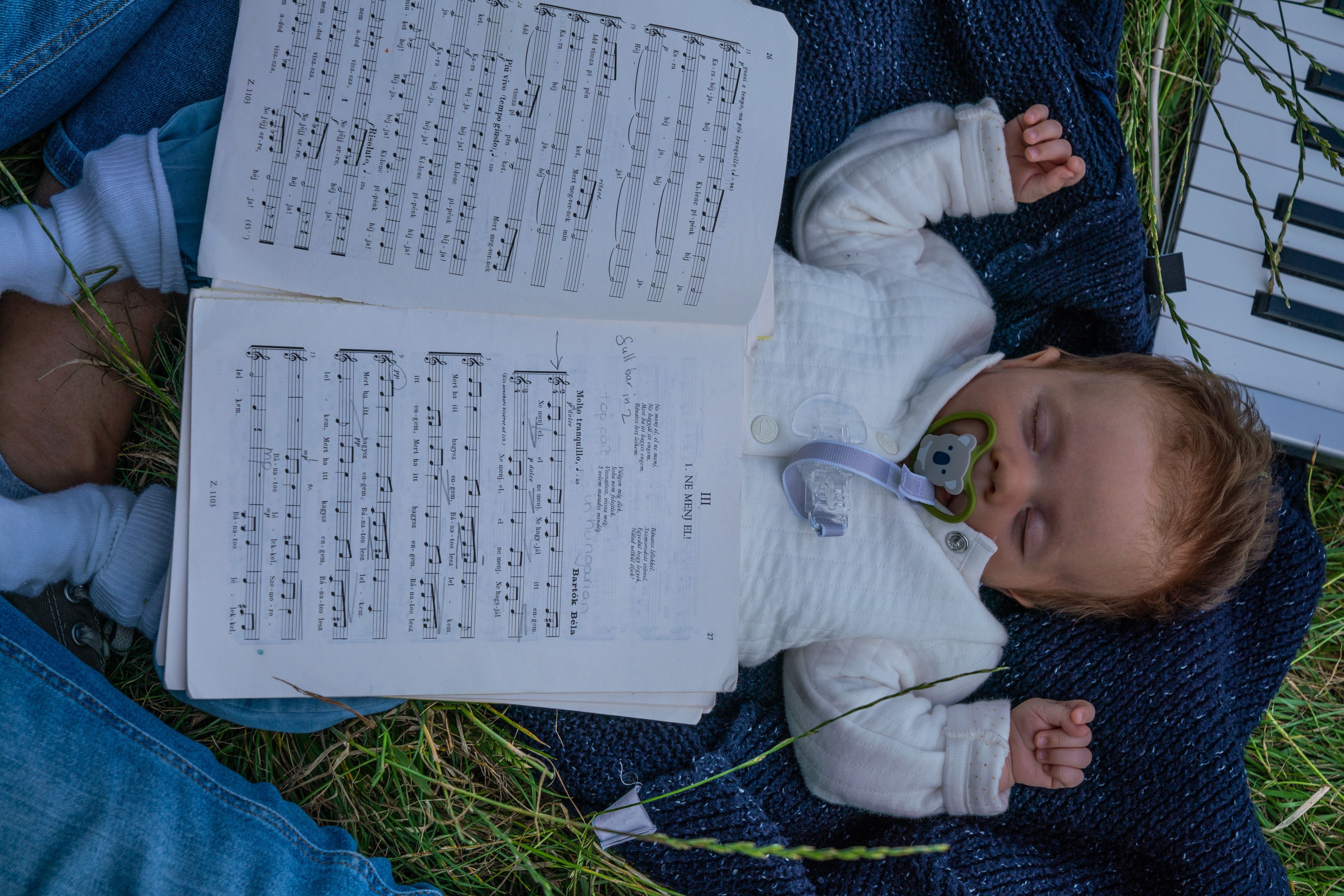 10-week-old Eva Sophia's first encounter with Bartk's Ne Menj El